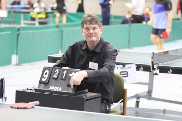 Der neue Tischtennis-Bundes-Schiedsrichter Reinhold Stein im Einsatz.